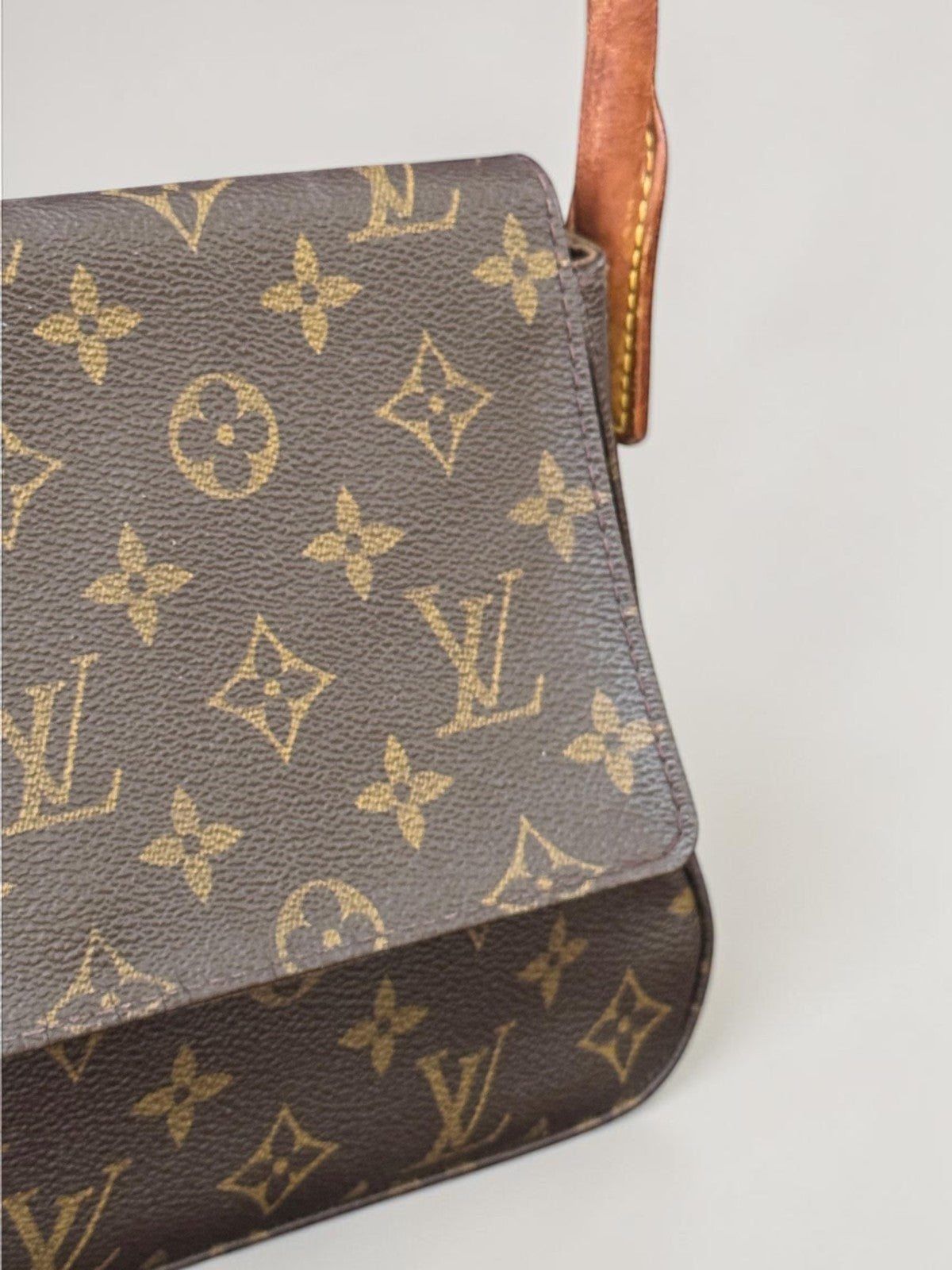 Louis Vuitton Looping MM Monogram - Detail 2 — view 2