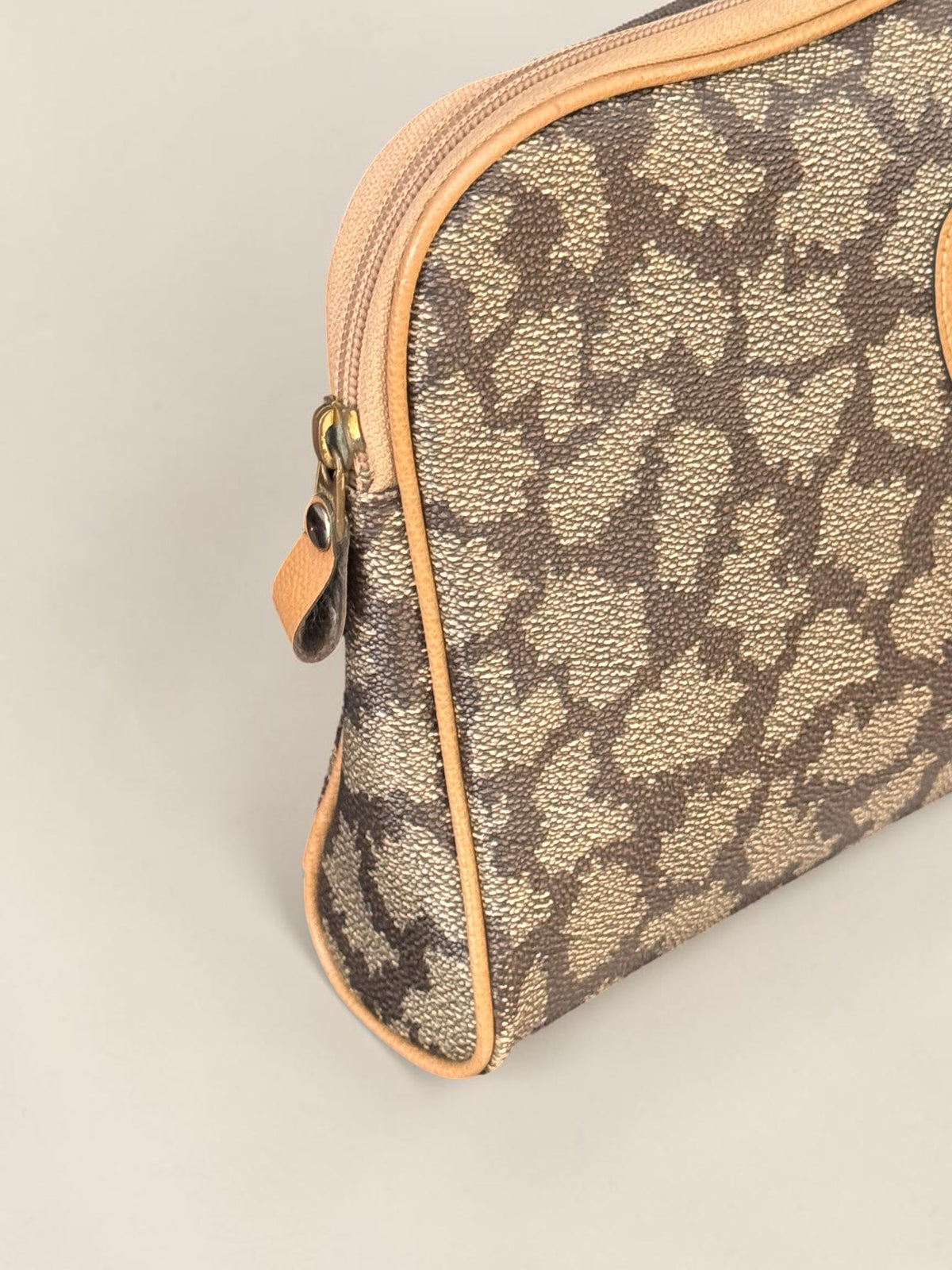 Yves Saint Laurent YSL Monogram Clutch - Detail 5 — view 5