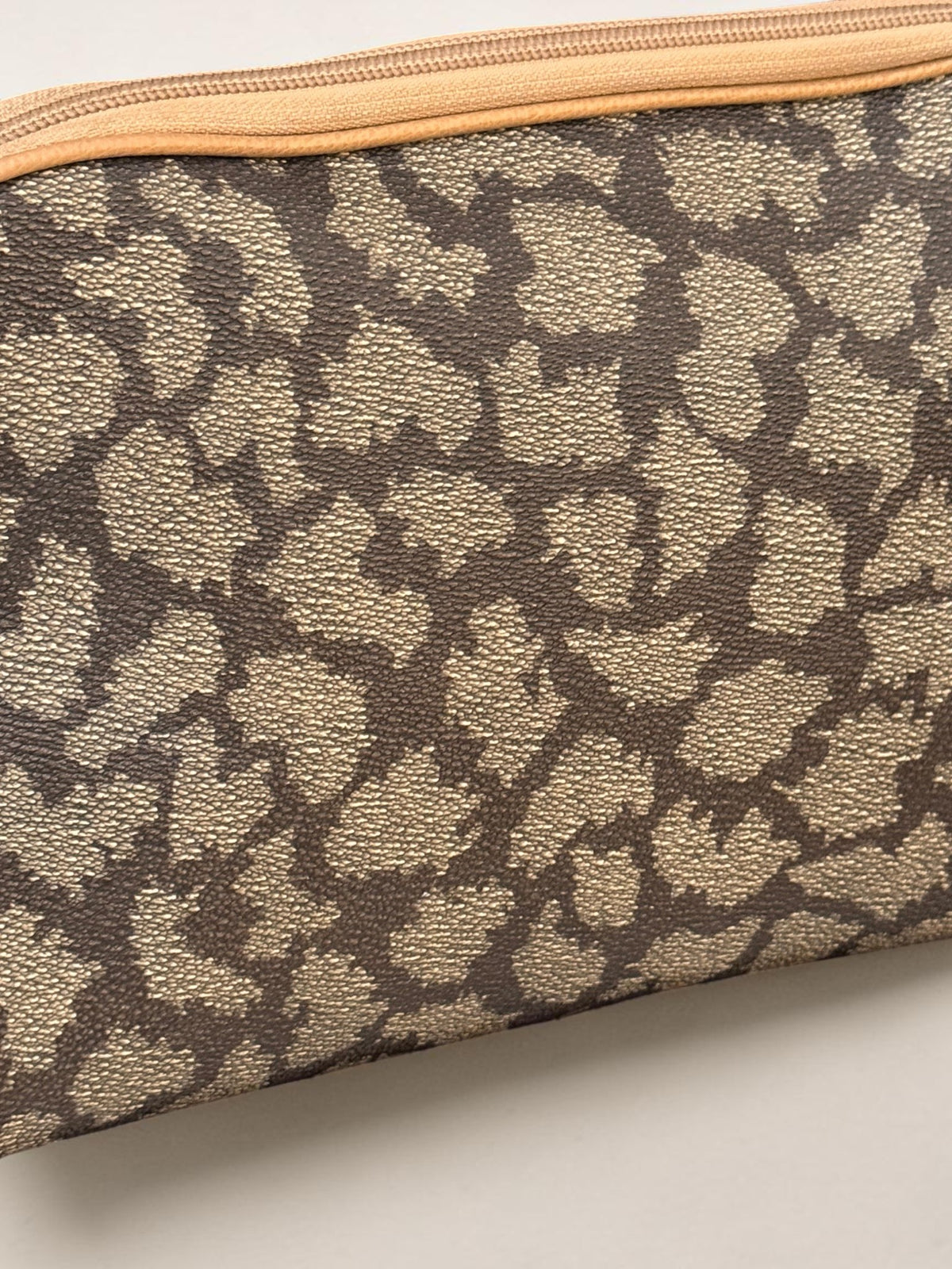 Yves Saint Laurent YSL Monogram Clutch - Detail 9 — view 9